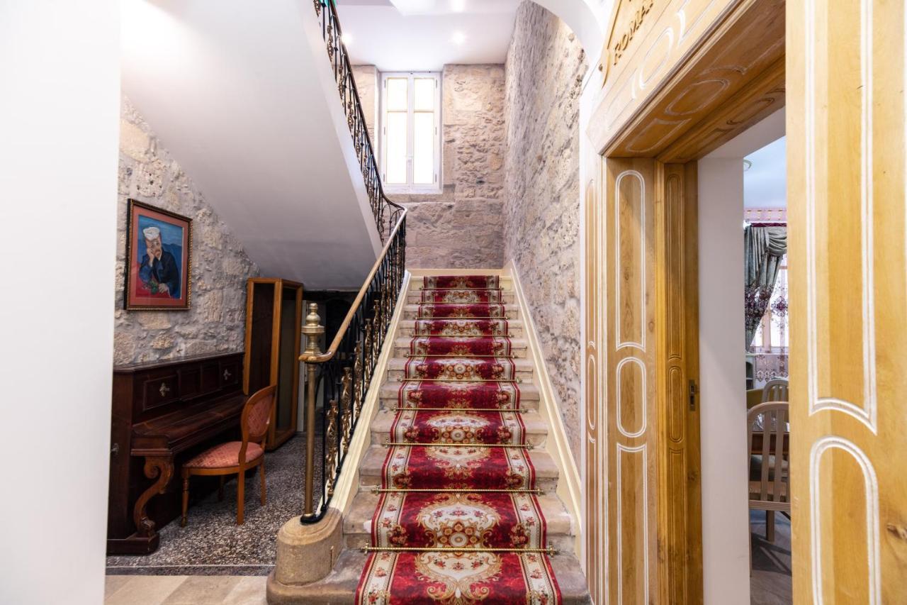 Familial Maison De L'église Du Couvent Pensión *
